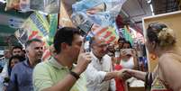 Candidato do PSDB à Presidência, Geraldo Alckmin, faz campanha de rua no Rio de Janeiro  Foto: Ricardo Moraes / Reuters