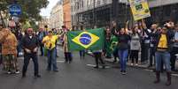 Apoiadores de Jair Bolsonaro em frente à Embaixada do Brasil em Londres, onde a espera na fila para votar chegou a quase 3 horas  Foto: Lígia Mesquita/BBC News Brasil / BBC News Brasil