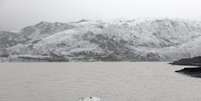 Cubo de gelo flutuando em frente à geleira Solheimajokull, na Islândia 16/10/2015 REUTERS/Thibault Camus  Foto: Reuters