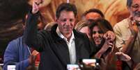 Em São Paulo, Haddad comemora sua ida ao segundo turno  Foto: Paulo Whitaker / Reuters