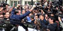 Bolsonaro acena para apoiadores no Rio de Janeiro após vitória  Foto: Ricardo Moraes / Reuters