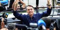 Jair Bolsonaro chega para votar na Escola Municipal Rosa da Fonseca, na Vila Militar, no Rio de Janeiro (RJ)  Foto: Dhavid Normando / Futura Press