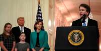 Juiz da Suprema Corte dos EUA Brett Kavanaugh discursa antes de sua cerim&ocirc;nia de posse, diante de sua mulhar e filhas e do presidente dos EUA, Donald Trump, na Casa Branca 08/10/2018 REUTERS/Jonathan Ernst  Foto: Reuters