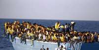 Barco de migrantes for&ccedil;ados no Mediterr&acirc;neo Central  Foto: Ansa / Ansa - Brasil