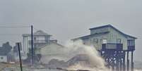 Ondas atingem casas no litoral da Fl&oacute;rida durante passagem do furac&atilde;o Michael 10/10/2018 REUTERS/Steve Nesius  Foto: Reuters