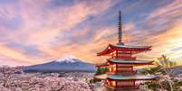 Fuji,na primavera, com flores de cerejeira  Foto: iStock