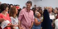 Haddad, acompanhado da mulher, Ana Estela, e da candidata a vice Manuela D'Ávila  Foto: Amanda Perobelli / Reuters