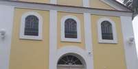 Símbolo foi pichado na fachada da igreja  Foto: Reprodução/Facebook / Estadão