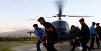 Policiais e agentes de resgate levam corpos de alpinistas mortos em Kathmandu 15/10/2018 REUTERS/Sulav Shrestha  Foto: Reuters