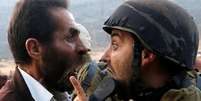 Palestino discute com soldado isralense durante confrontos devido a uma ordem de Israel para fechar uma escola palestina na Cisjordânia ocupada REUTERS/Mohamad Torokman  Foto: Reuters