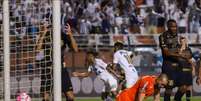 No último sábado, contra o Santos, o Corinthians foi derrotado no Pacaembu (Foto: Marcello Fim/O Fotográfico)  Foto: LANCE!