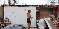 Gabriel Schaw em meio a destroços de casa na Flórida após passagem de furacão Michael 15/10/2018  REUTERS/Terray Sylvester  Foto: Reuters