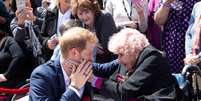 Príncipe Harry encontra fã de 98 anos pela 3ª vez na Austrália  Foto:  Paul Edwards / Reuters