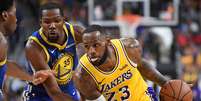 LeBron James dribla Kevin Durant durante a pr&eacute;-temporada da NBA  Foto: R. Sylvanie - USA Today Sports / Reuters