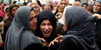 Familiares de palestino morto por ataque aéreo de Israel durante funeral na Faixa de Gaza 17/10/218 REUTERS/Suhaib Salem  Foto: Reuters