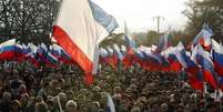 Multidão acompanha visita do presidente Vladimir Putin à República da Crimeia  Foto: EPA / Ansa