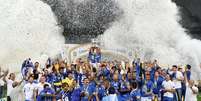 Equipe do Cruzeiro levanta a taça da Copa do Brasil  Foto: Leonardo Benassatto / Reuters
