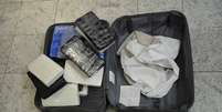 Cocaína estava escondida em fundos falsos de mala  Foto: Polícia Federal