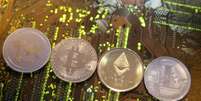 Moedas representativas das criptomoesdas Ripple, Bitcoin, Etherum e Litecoin em foto ilustrativa
13/02/2018 REUTERS/Dado Ruvic/Illustration  Foto: Reuters