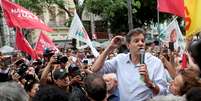 Fernando Haddad faz campanha no Rio de Janeiro  Foto: Ricardo Moraes / Reuters