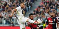 Cristiano Ronaldo tenta o chute em disputa de bola com marcadores do Genoa  Foto: Stefano Rellandini / Reuters