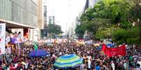 Protesto contra o candidato Jair Bolsonaro reúne grupos no vão do Masp, em São Paulo  Foto: Kevin David / A7 Press / Estadão Conteúdo