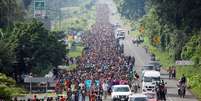 Imigrantes da América Central percorrem rodovia próximo da fronteira do México com a Guatemala em tentativa de chegarem aos EUA
REUTERS/Ueslei Marcelino  Foto: Reuters