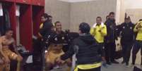 De muleta, Maradona dança com jogadores após vitória no México (Foto: Reprodução/ Twitter)  Foto: Lance!