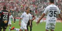 Jadson jogador do Corinthians comemorando gol durante jogo entre Vitória x Corinthians, partida valida pela 30ª rodada do Campeonato Brasileiro Serie A 2018, neste Domingo (21), no Estádio Manoel Barradas (Barradão), em Salvador, Bahia.   Foto: TIAGO CALDAS/FOTOARENA/FOTOARENA / Estadão Conteúdo