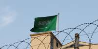 Bandeira da Arábia Saudita no consulado do país em Istambul 22/10/2018 REUTERS/Murad Sezer  Foto: Reuters