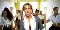 Cena do videoclipe '...Baby One More Time', de Britney Spears  Foto: Reprodução / Estadão
