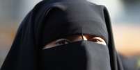 Mulher usa niqab apesar de proibição imposta pela França 22/09/2011  REUTERS/Charles Platiau  Foto: Reuters