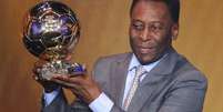 O ex-jogador de futebol Pelé recebe troféu durante homenagem na premiação da Bola de Ouro da Fifa, em Zurique, na Suíça (13/01/2014)  Foto: MICHAEL PROBST/ ASSOCIATED PRESS / Estadão