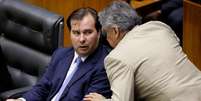 Presidente da Câmara, Rodrigo Maia (DEM-RJ), fala com deputado antes de votação na Casa  Foto: Adriano Machado / Reuters