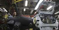 Funcionário trabalha em fábrica de montagem de automóveis da Ford na cidade de São Bernardo do Campo  Foto: Nacho Doce / Reuters