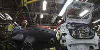 Funcion&aacute;rio trabalha em f&aacute;brica de montagem de autom&oacute;veis da Ford na cidade de S&atilde;o Bernardo do Campo  Foto: Nacho Doce / Reuters