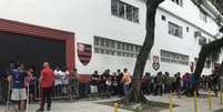 Torcida formou fila na Gávea e esgotou os ingressos para o jogo contra o Palmeiras (Foto: Matheus Dantas)  Foto: LANCE!