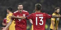 Rafinha comemora com Lewandowski o segundo gol do Bayern (Foto: Louisa Gouliamaki / AFP)  Foto: Lance!