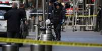 Integrante do esquadrão antibombas da polícia de Nova York do lado de fora do edifício da Time Warner, em Nova York 24/10/2018 REUTERS/Kevin Coombs  Foto: Reuters