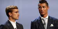 Cristiano Ronaldo e Griezmann foram rivais locais em Madrid, no duelo entre Real e Atlético (Foto: Valery Hache / AFP)  Foto: LANCE!