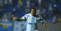 Carlos Henrique comemora gol na vitória do Londrina sobre o Vila Nova  Foto: Reprodução Twitter Londrina / Estadão