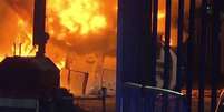 Helicóptero em chamas nos arredores do estádio do Leicester (Foto: Reprodução / Twitter)  Foto: Lance!