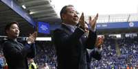 Chair do Leicester City Vichai Srivaddhanaprabha  aplaude fãs depois de jogo no King Power Stadium. 21/5/17.  REUTERS/ Darren Staples   Foto: Reuters