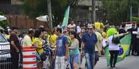 Movimentação em frente à casa do candidato à presidência da República pelo PSL, Jair Bolsonaro no Rio de Janeiro (RJ), neste domingo (28)  Foto: Marcos Vidal / Futura Press