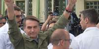 Candidato do PSL à Presidência da República, Jair Bolsonaro, comemora após votar na Escola Municipal Rosa da Fonseca, no bairro da Vila Militar, zona norte do Rio de Janeiro  Foto: Marcelo Fonseca / Estadão Conteúdo