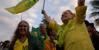 Apoiadores de Bolsonaro se reúnem em frente à casa do candidato  Foto: Erbs Jr. / Framephoto / Estadão