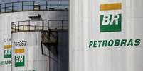 Logo da Petrobras em tanques de combustível em Paulinia, São Paulo  Foto: Paulo Whitaker / Reuters