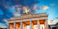O Portão de Brandenburgo e a Torre de TV em Berlim, na Alemanha  Foto: iStock