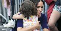 Meghan Markle recebe abraço de menino de 2 anos durante visita na Nova Zelândia, em 31 de outubro d e2018  Foto: Getty Images / PurePeople