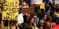 "Trump, você tem sangue em suas mãos", diz um dos cartazes no ato em Pittsburgh  Foto: DW / Deutsche Welle